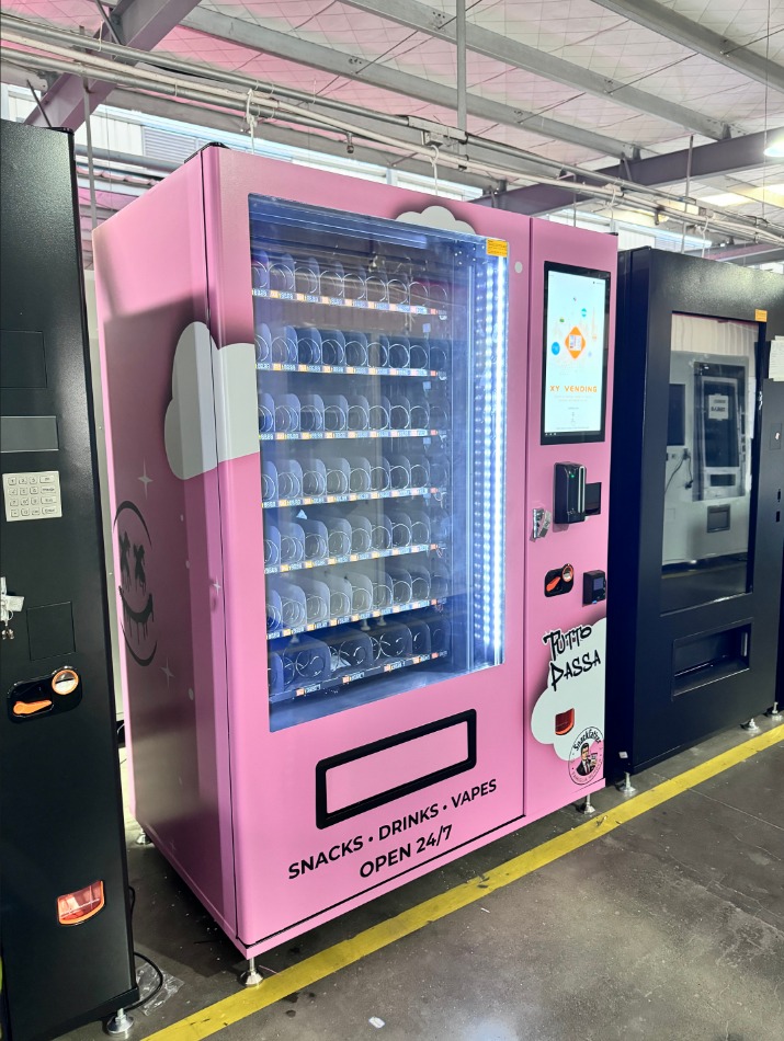 Individuell folierter Snackautomat im Design „Tutto Passa“ von The Snackfather